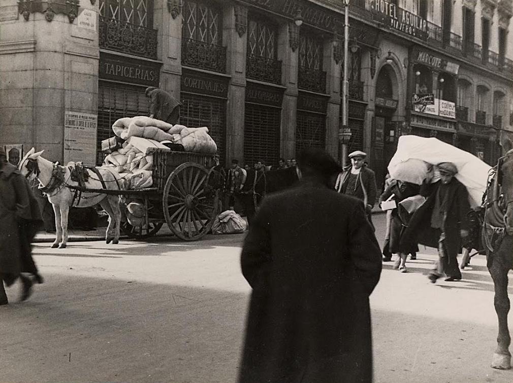 A la foto, extreta del "Archivo Rojo" (Fichero Fotográfico del Ministerio de Propaganda), es veu el nom que tenia l'actual Carrera de San Jerónimo de Madrid