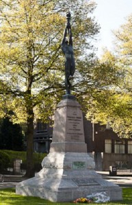 A l'esquerra, document d'aprovació del monument. Aquí, l'actual ubicació, a l'entorn de la Universitat de Brussel·les (s'havia inaugurat en el centre de la ciutat). 