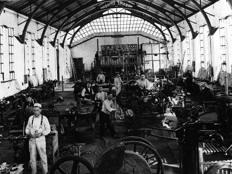 El Dueso 1929. Nicolau, al centre, en el taller d'electricitat i mecànica